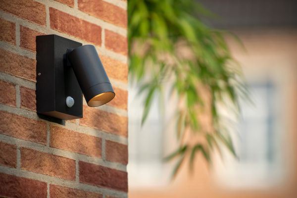 Lucide Taylor udendørs GU10 vægspot med sensor IP54 sort eller hvid 